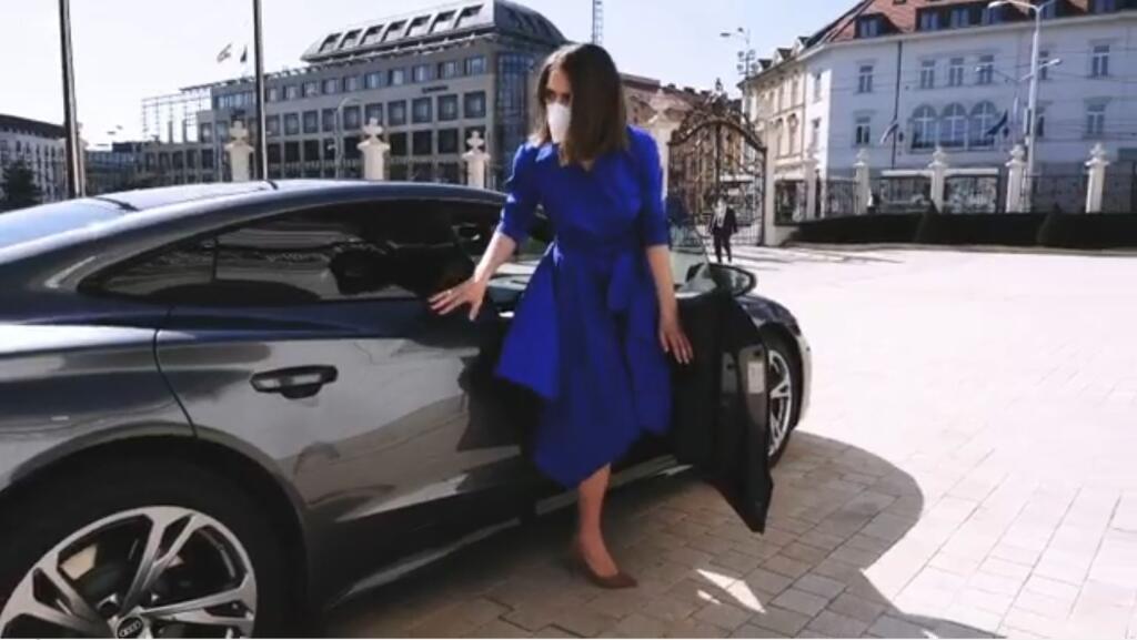 Petra Vlhová dorazila do prezidentského paláca na luxusnom aute. Prezradila, že má rada rýchlu jazdu.