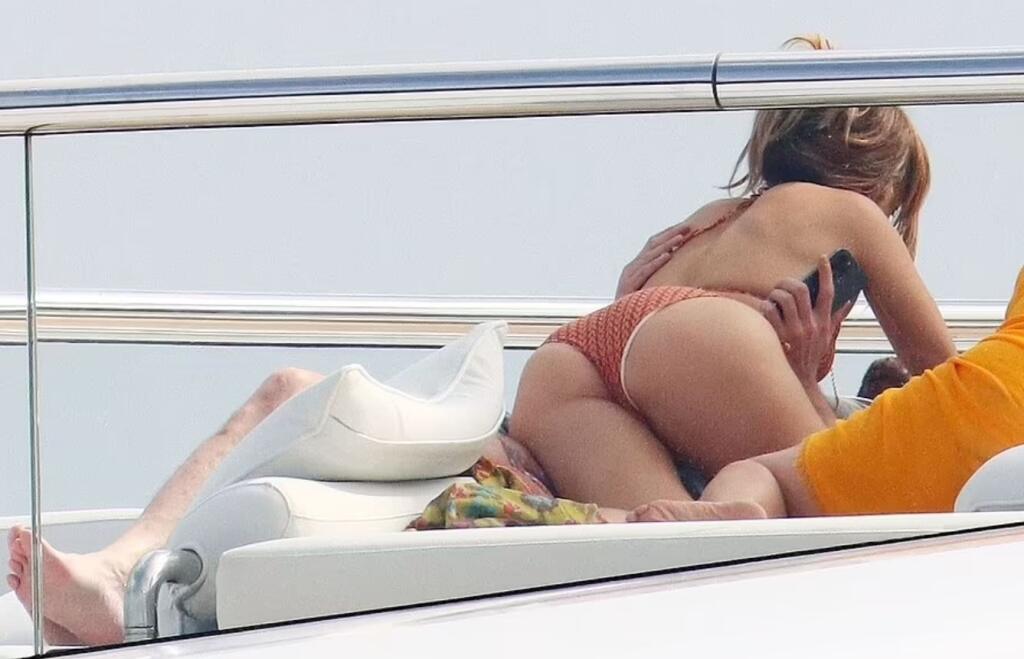 Jennifer Lopez sa na svoje 52. narodeniny dočkala krásneho prekvapenia v podobe plavby luxusnou jachtou vo francúzskom Saint Tropez od jej partnera Bena, ktorý by kráske, zdá sa, zniesol aj modré z neba.