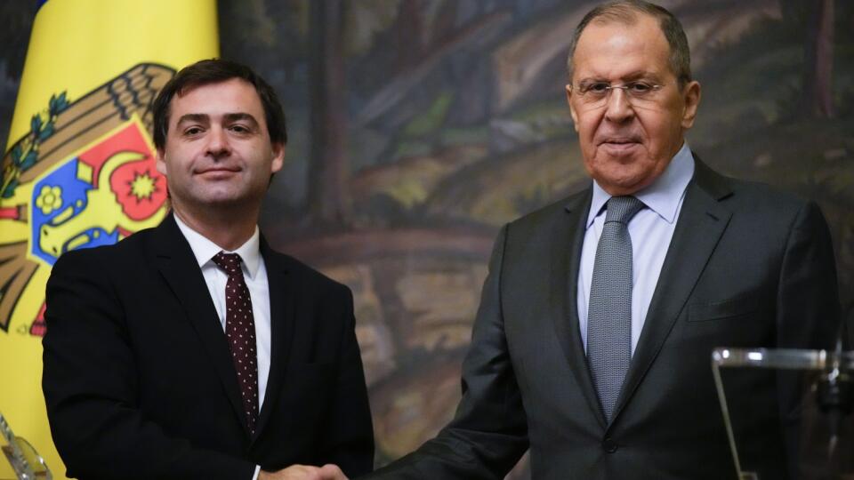 JB 36 Moskva - Ruský minister zahraničných vecí Sergej Lavrov (vpravo) si podáva ruku so svojím moldavským rezortným partnerom Nicuom Popescuom po spoločnej tlačovej konferencii v rámci ich stretnutia v Moskve 17. novembra 2021.