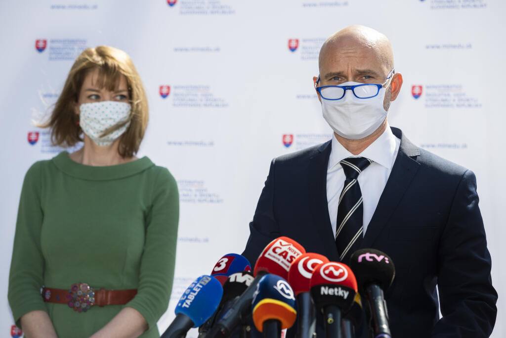 Na snímke zľava nová riaditeľka Štátneho pedagogického ústavu Miroslava Hapalová a minister školstva, vedy, výskumu a športu SR Branislav Gröhling počas tlačovej konferencie k predstaveniu novej riaditeľky Štátneho pedagogického ústavu a usmerneniu pre dištančné vzdelávanie počas mimoriadnej situácie v Bratislave 6. apríla 2020. FOTO TASR - Jaroslav Novák
