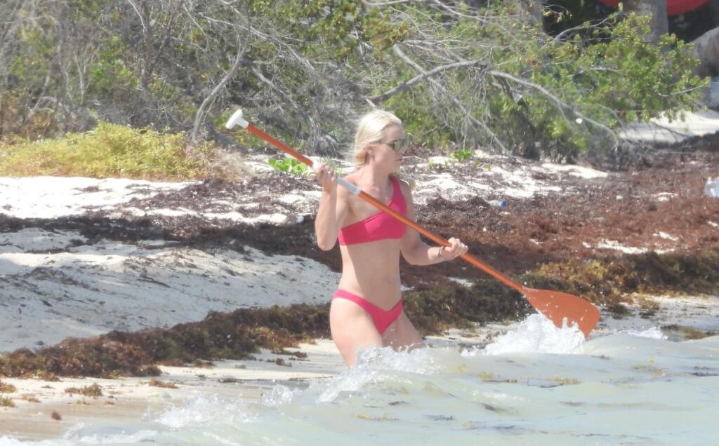 Lindsey sa spočiatku s paddleboardom poriadne vytrápila.