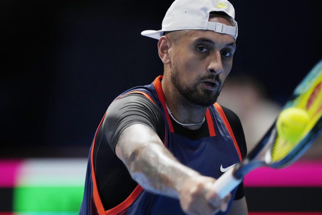WA 43 Tokio - Austrálsky tenista Nick Kyrgios odvracia úder Kamila Majchrzaka z Poľska v osemfinále mužskej dvojhry na turnaji ATP v Tokiu vo štvrtok 6. októbra 2022. FOTO TASR/AP
Nick Kyrgios of Australia returns a shot against Kamil Majchrzak of Poland in the Rakuten Open tennis tournament in Tokyo, Thursday, Oct. 6, 2022. (AP Photo/Hiro Komae)