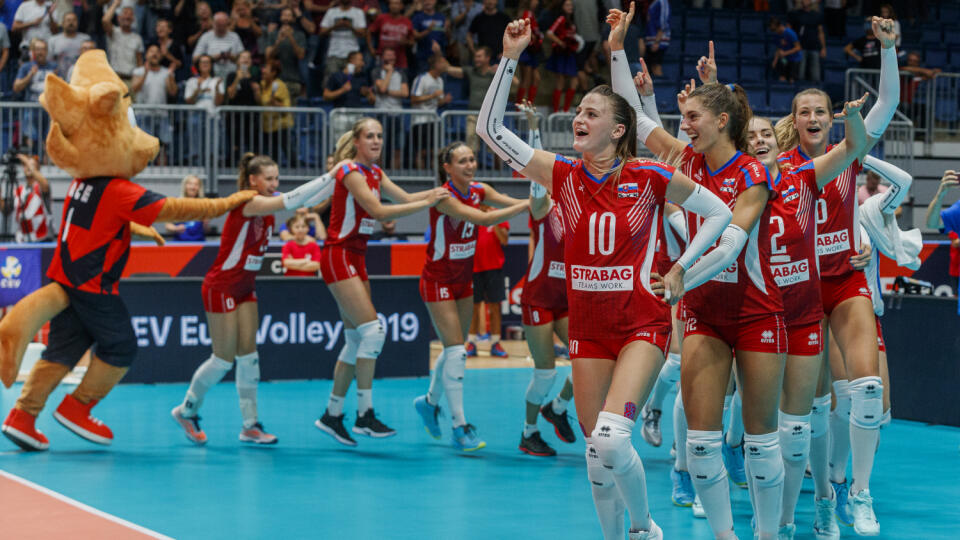 Na snímke viťazná radosť hráčok Slovenska po skončení zápasu Majstrovstiev Európy vo volejbale žien v D-skupine Slovensko – Bielorusko. Slovensko zvíťazilo 3:2.