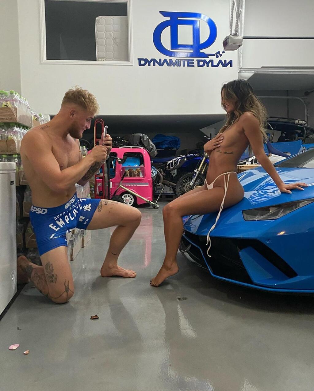 Julia pravidelne potvrdzuje, že s vyzliekaním nemá žiaden problém. Na instagrame pravidelne odhalí svoje krivky a rada aj pritvrdí. Jej priateľ Jake jej v tom ochotne asistuje.