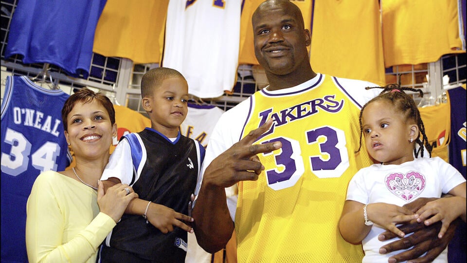 S NAJBLIŽŠÍMI
Shaq s manželkou Shaunie a deťmi v suvenírovom obchode LA Lakers v marci 2004. Mimoriadne má na sebe dres s číslom 33, ktoré v klube nosievala ďalšia legenda Kareem Abdul-Jabar.