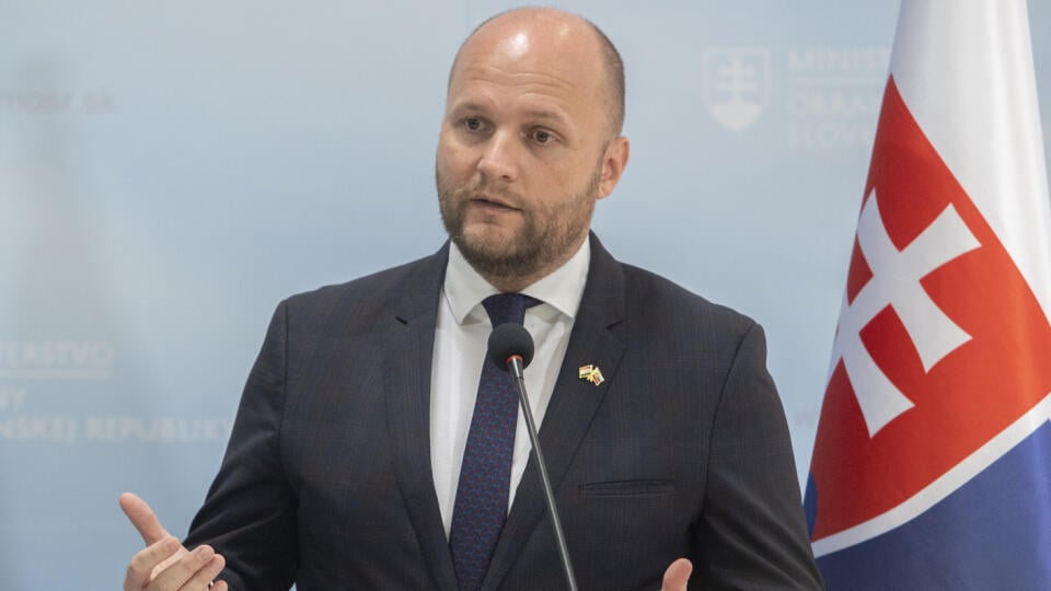 Na snímke minister obrany SR Jaroslav Naď počas tlačového vyhlásenia s maďarským ministrom obrany Kristófom Szalayom-Bobrovniczkým na Ministerstve obrany SR 26. septembra 2022 v Bratislave.