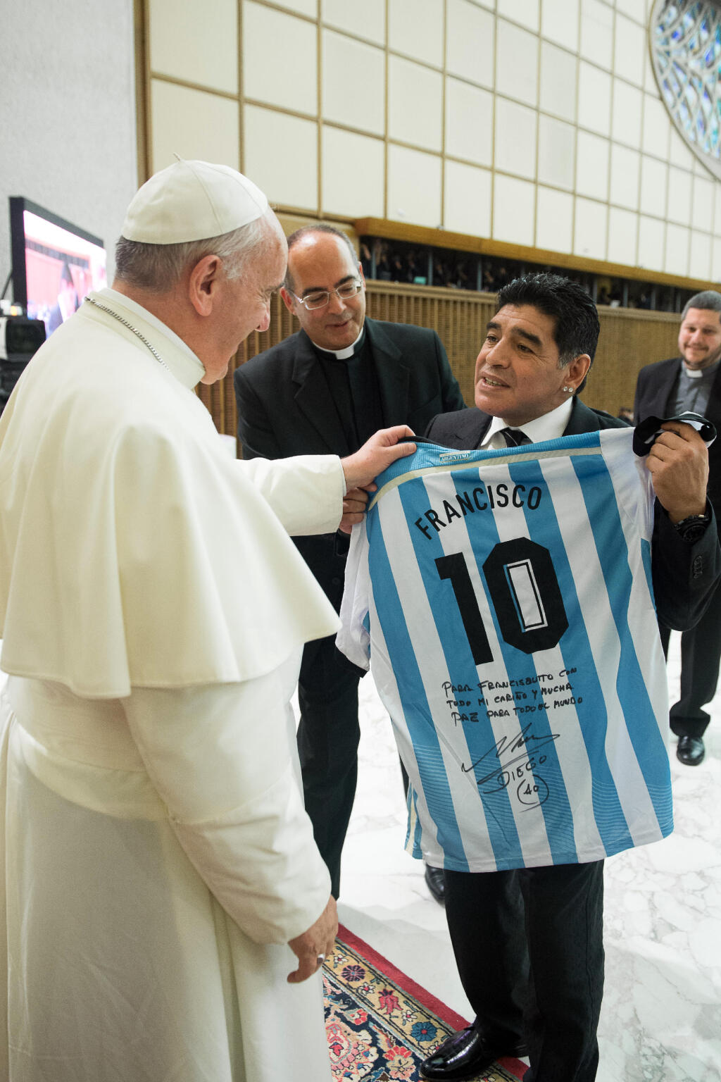 Maradona počas stretnutia s pápežom Františkom.