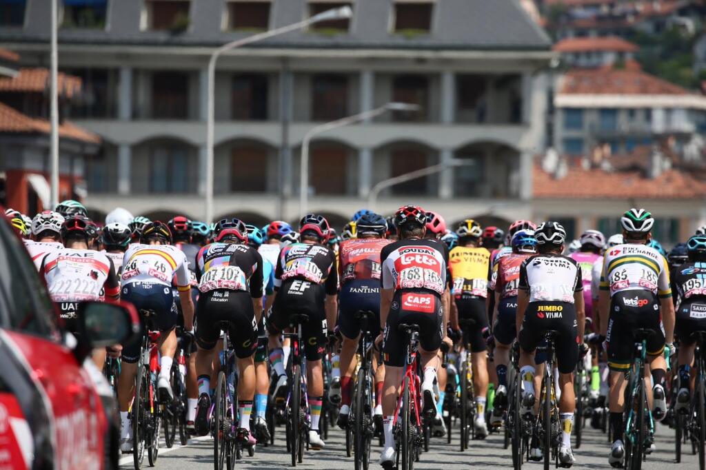 Štart 20. etapy Giro d´Italia vyvolal v mestečku Verbania-Valle Spluga ošiaľ. Stovky fanúšikov vyprevádzali cyklistov na 164-kilometrovú trať.