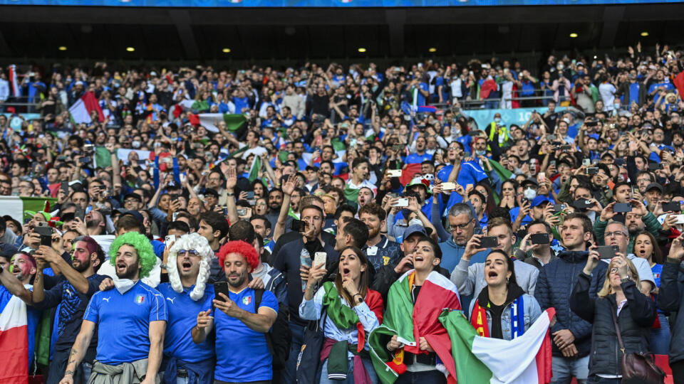 JB 49 Londýn - Talianski fanúšikovia skandujú v zápase semifinále Taliansko - Španielsko na EURO 2020 vo futbale v Londýne 6. júla 2021. FOTO TASR/AP

Italian fans cheer during the Euro 2020 soccer championship semifinal match between Italy and Spain at Wembley stadium in London, England, Tuesday, July 6, 2021. (Justin Tallis/Pool Photo via AP)