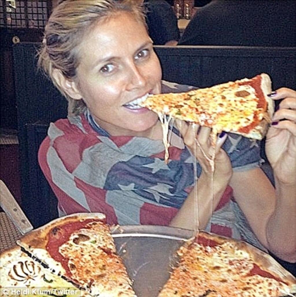 Известные люди едят. Хайди Клум съела. Heidi Klum eating. Знаменитости с пиццей. Звезды едят пиццу.