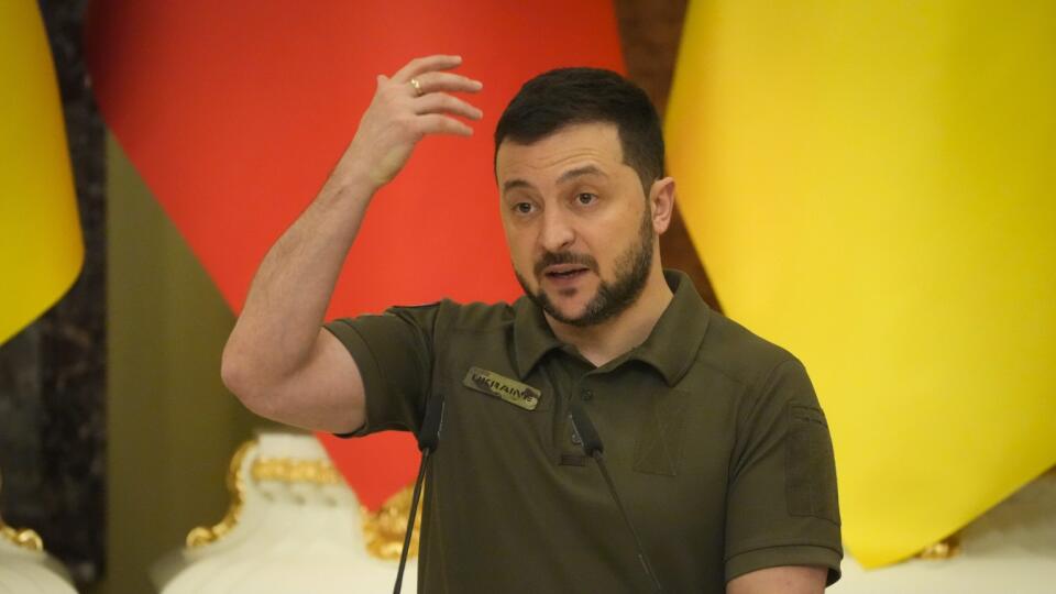 Na snímke ukrajinský prezident Volodymyr Zelenskyj odpovedá na otázky novinárov počas tlačovej konferencie s poľským prezidentom Andrzejom Dudom v Kyjeve v nedeľu 22. mája 2022. FOTO TASR/AP
Ukrainian President Volodymyr Zelenskyy attend a news conference with Polish President Andrzej Duda after their meeting in Kyiv, Ukraine, Sunday, May 22, 2022. (AP Photo/Efrem Lukatsky)
