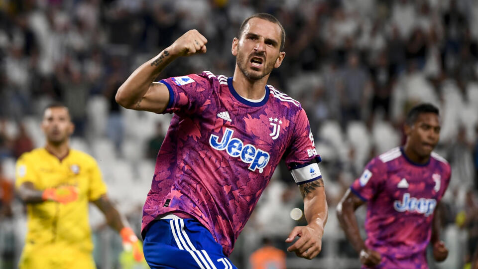 JB 2 Turín - Hráč Juventusu Leonardo Bonucci oslavuje po tom, ako strelil gól vo futbalovom zápase talianskej ligy Serie A Juventus Turín - US Salernitana v Turíne 11. septembra 2022. FOTO TASR/AP
Juventus' Leonardo Bonucci celebrates after scoring a goal during a Serie A soccer match between Juventus and Salernitana, at Juventus Stadium in Turn, Italy, Sunday, Sept. 11, 2022. (Fabio Ferrari/LaPresse via AP)