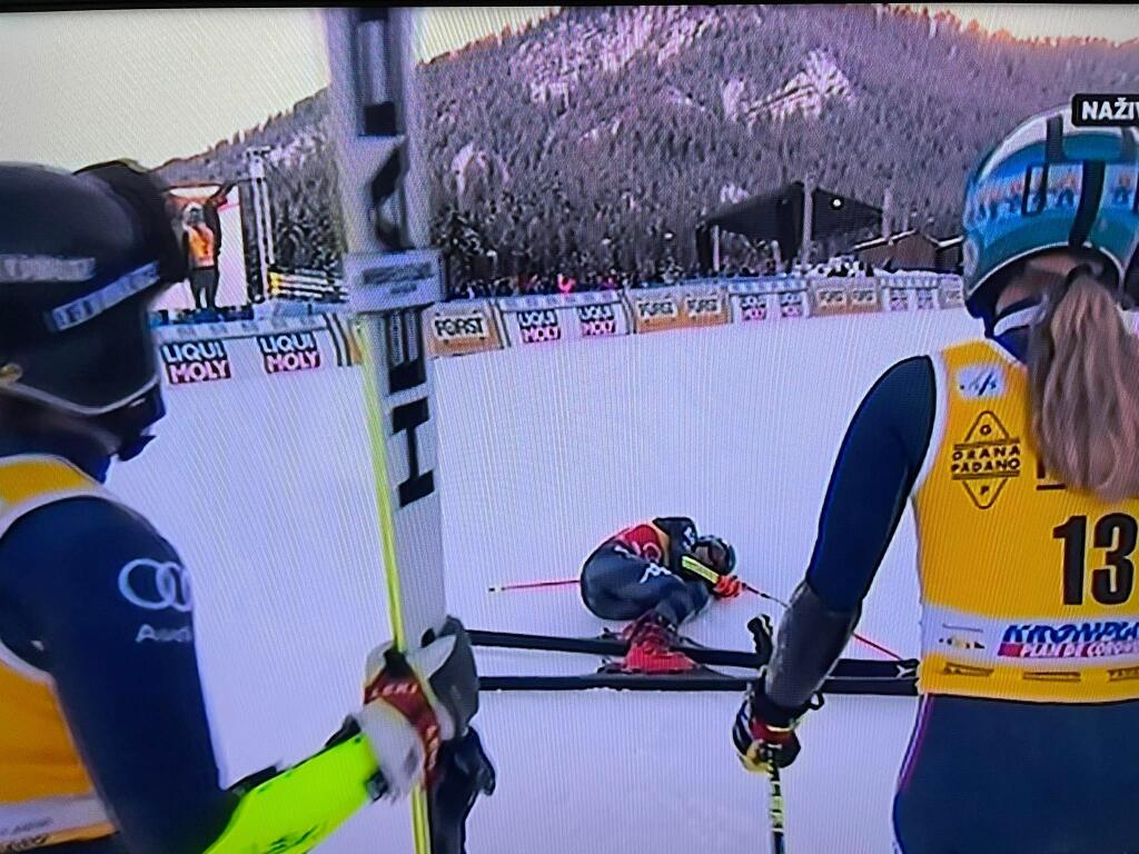 Shiffrinová sa po svojej jazde, ktorou zaknihovala ďalšie víťazstvo, doslova zložila. Pohľad na ňu dával jasne najavo, že je totálne vyčerpaná, a to nielen fyzicky, ale aj psychicky, čo potvrdila pred kamerami o pár minút neskôr.