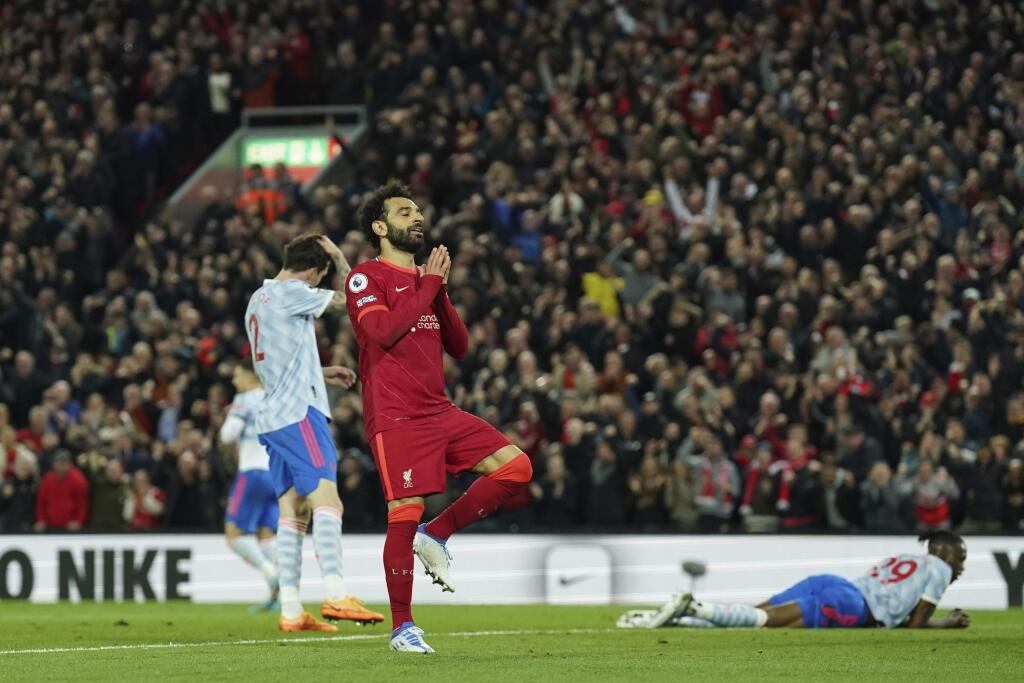 Hráč Liverpoolu Mohamed Salah oslavuje po tom, ako strelil štvrtý gól vo futbalovom zápase anglickej ligy Premier League FC Liverpool - Manchester United v Liverpoole 19. apríla 2022.