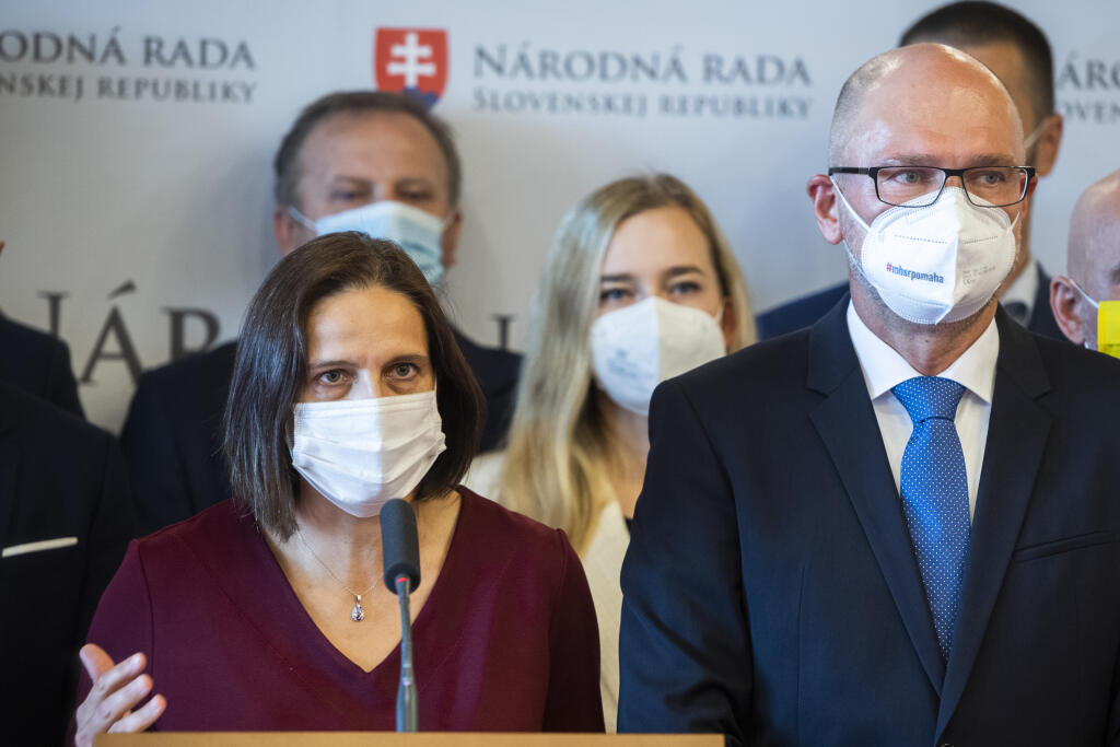 Na snímke sprava predseda SaS a minister hospodárstva SR Richard Sulík a ministerka spravodlivosti SR Mária Kolíková (Za ľudí) počas tlačovej konferencie strany Sloboda a Solidarita 8. septembra 2021 v Bratislave. Poslanci Národnej rady (NR) SR zo strany Za ľudí okolo Márie Kolíkovej končia v strane i poslaneckom klube. Odchádzajú do klubu SAS. Klub Za ľudí sa po ich odchode rozpadne, keďže v ňom nebude dostatok poslancov na jeho ďalšie fungovanie. FOTO TASR - Jaroslav Novák
