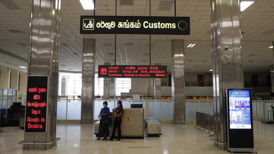 KK30 Colombo - Cestujúci zo Srí Lanky čakajú po príchode na medzinárodné letisko Katunayake v srílanskom meste Colombo 20. januára 2021. Letiská v krajine budú pre turistov opäť otvorené podľa zdravotných pokynov od 21. januára. FOTO TASR/AP
Sri Lankan passengers wait at the customs desk upon after their arrival Katunayake International Airport in Colombo, Sri Lanka, Wednesday, Jan. 20, 2021. The country's Tourism Minister said that the airports in the country will be reopened for tourists acco