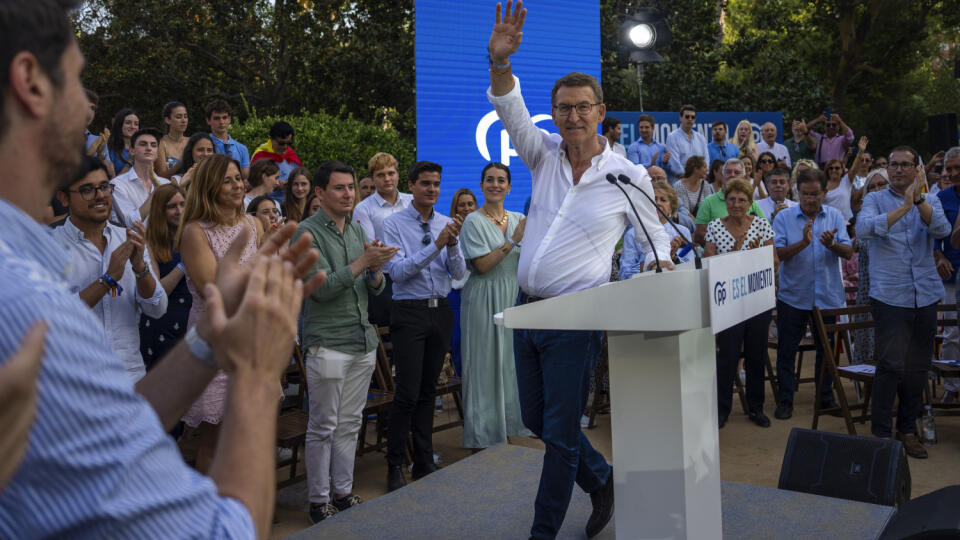 Konzervatívny opozičný líder Alberto Núňez Feijóo prichádza na predvolebnú kampaň 17. júla 2023 v Barcelone.