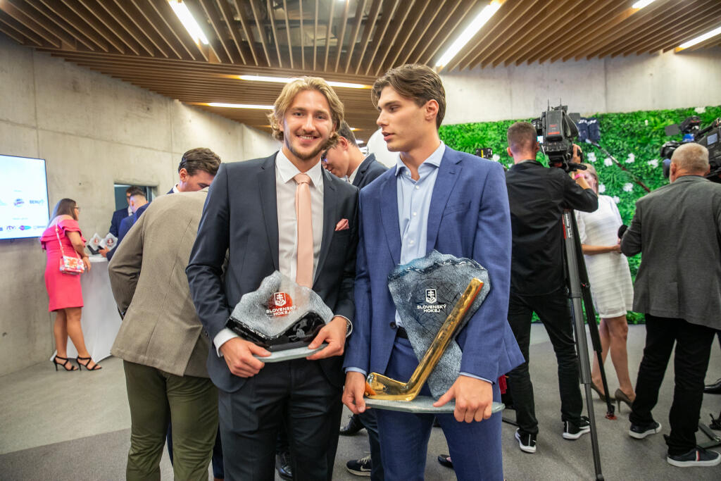 Pavol Regenda sa dostal do All Star tímu Tipos extraligy a po prenose takto zapózoval spoločne s Jurajom Slafkovským.