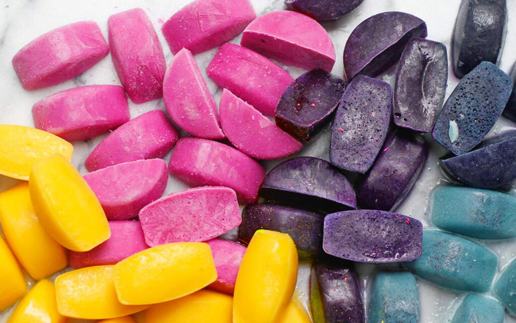 Smoothie kocky. Zostal vám doma špenát alebo v chladničke už vyschýnajúci kel? Hoďte to všetko do mixéra a naplňte zásobník. Dajte zmraziť. Ak si budete nabudúce robiť zeleninový koktail, pridajte doň aj jednu zamrazenú zelenú kocku. Dodá živiny, farbu aj chuť.