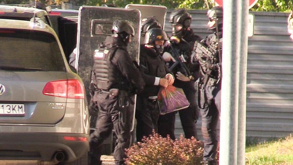 Mariana Kočnera priviezli na súd za prísnych bezpečnostných podmienok.