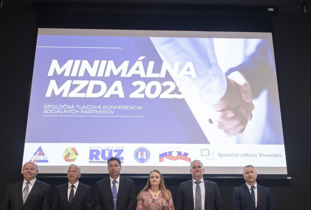 Na snímke zľava predseda ZMOS Branislav Tréger, viceprezident APZD Alexander Matušek, viceprezident AZZZ Rastislav Machunka, viceprezident RÚZ Jozef Špirko, prezidentka KOZ SR Monika Uhlerová a oprávnený zástupca SOS Dušan Chalupa počas tlačovej konferencie na tému 