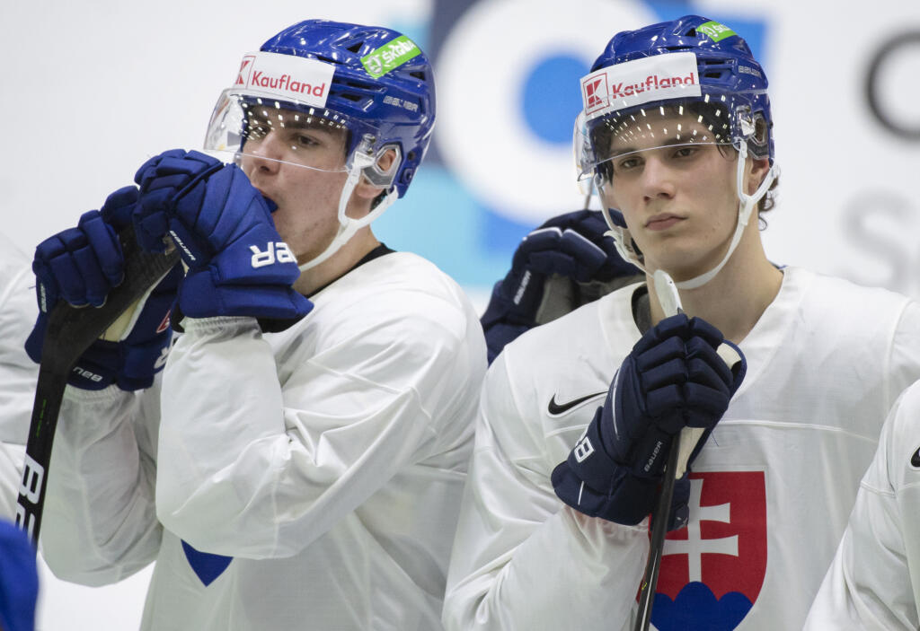 Juraj Slafkovský (vpravo) a Šimon Nemec počas tréningu slovenskej hokejovej reprezentácie pred zápasom proti Francúzsku v základnej A-skupine na 85. majstrovstvách sveta v ľadovom hokeji.