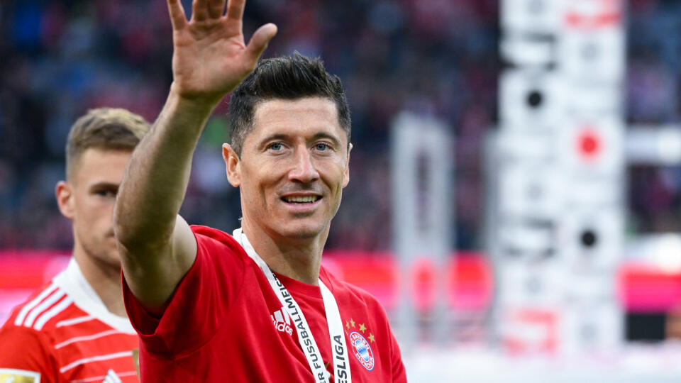 PK 5 archív Mníchov - Na archívnej snímke z 8. mája 2022 poľský futbalista Robert Lewandowski z Bayernu Mníchov sa teší zo zisku majstrovského titulu po zápase 33. kola nemeckej Bundesligy Bayern Mníchov - VfB Štuttgart v Mníchove. Lewandowski by údajne chcel prestúpiť do FC Barcelona už toto leto. Vo štvrtok 12. mája mal navyše svojmu Bayernu Mníchov oznámiť, že s ním nepredĺži kontrakt, ktorý má platnosť do konca nadchádzajúcej sezóny. FOTO TASR/DPA

ARCHIV - 08.05.2022, Bayern, München: Fußba