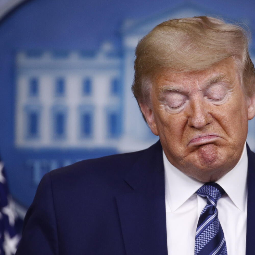 JB 8 Washington - Americký prezident Donald Trump počas tlačovej konferencie k situácii ohľadne nového koronavírusu v Bielom dome vo Washingtone 5. apríla 2020. Trump, ktorého administratíva čelí rovnako ako úrady vo viacerých štátoch kritike, že na šírenie nákazy dostatočne rýchlo nezareagovali, sa na nedeľňajšom večernom brífingu v Bielom dome vyjadril k situácii optimistickejšie než predtým viacerí predstavitelia zdravotníctva.