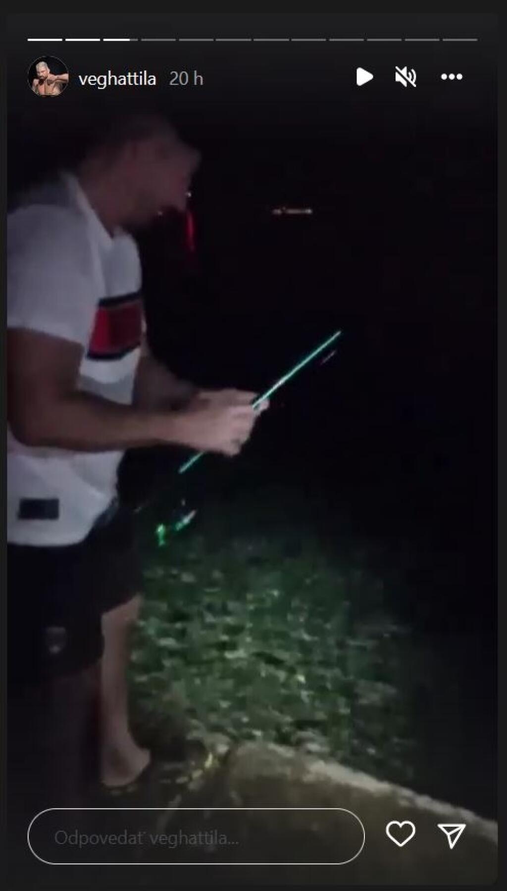 Keď sa zotmelo, Attila utekal z vily za svojou druhou láskou - rybárstvom.