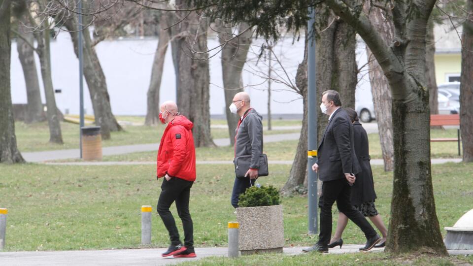 Maratón koaličných rokovaní. Politici sa streli v sobote večer aj v nedeľu poobede u Richarda Sulíka v byte. V nedeľu do večera ešte rokovali na Úrade vlády. Na snímke ministri Branislav Gröhling, Richard Sulík, Mária Kolíková a Milan Krajniak. Sulík mal v ruke darčekovú tašku na fľašu. 