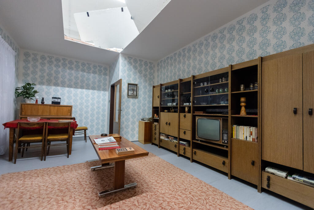 V ateliéroch Sľubu: Každý byt mal svoj štýl. Rekvizity museli zodpovedať atmosfére 80. rokov, dôležitý bol každý detail – od nábytku, doplnkov až po dobové obrazy na stenách.