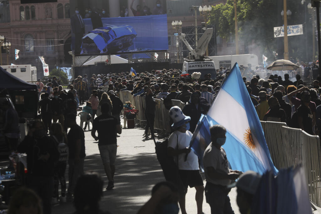 EBE 22 Buenos Aires - Na snímke davy ľudí pred prezidentským palácom, kde je vystavená rakva s telom zosnulého futbalistu Diegom Maradonom počas rozlúčky v prezidentskom paláci v argentínskom Buenos Aires 26. novembra 2020. FOTO TASR/AP
Mourners line-up to see Diego Maradona lying in state outside the presidential palace in Buenos Aires, Argentina, Thursday, Nov. 26, 2020. The Argentine soccer great who led his country to the 1986 World Cup title died Wednesday at the age of 60. (AP Photo/Rodrig