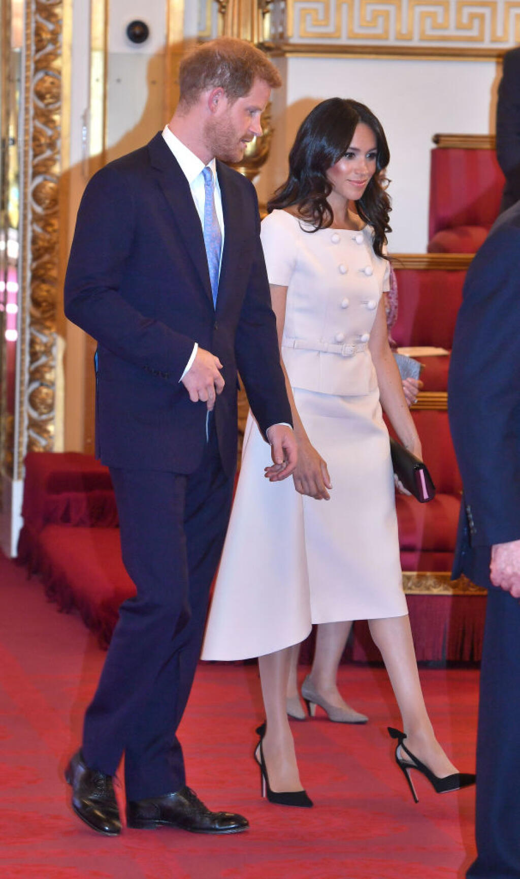 Prečo Meghan Markle nosí topánky o číslo väčšie? Chytrý stylingový trik celebrít vás dostane!