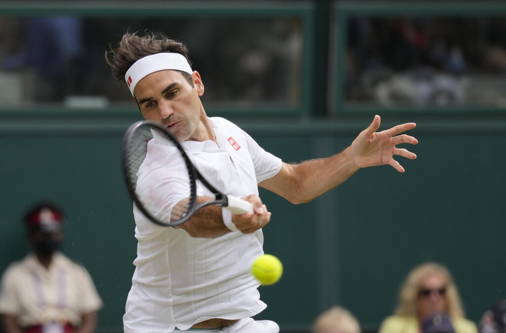 JB 25 Londýn - Švajčiarsky tenista Roger Federer odvracia úder Poliakovi Hubertovi Hurkaczovi v štvrťfinále dvojhry na grandslamovom tenisovom turnaji Wimbledon v Londýne 7. júla 2021. FOTO TASR/AP
Switzerland's Roger Federer plays a return to Poland's Hubert Hurkacz during the men's singles quarterfinals match on day nine of the Wimbledon Tennis Championships in London, Wednesday, July 7, 2021. (AP Photo/Kirsty Wigglesworth)