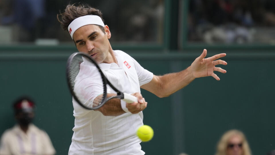 JB 25 Londýn - Švajčiarsky tenista Roger Federer odvracia úder Poliakovi Hubertovi Hurkaczovi v štvrťfinále dvojhry na grandslamovom tenisovom turnaji Wimbledon v Londýne 7. júla 2021. FOTO TASR/AP
Switzerland's Roger Federer plays a return to Poland's Hubert Hurkacz during the men's singles quarterfinals match on day nine of the Wimbledon Tennis Championships in London, Wednesday, July 7, 2021. (AP Photo/Kirsty Wigglesworth)
