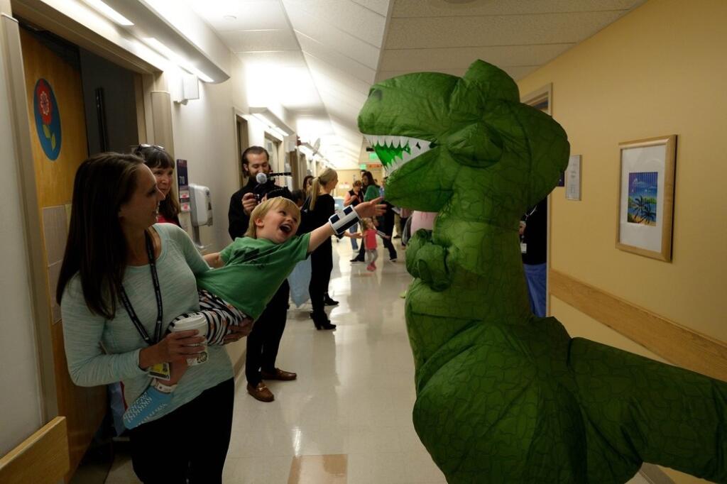 Hokejisti Bostonu Bruins navštívili nemocnicu a prezliekli sa za postavičky z animovaného filmu Toy Story. Čech Dávid Pastrňák bol Dino.