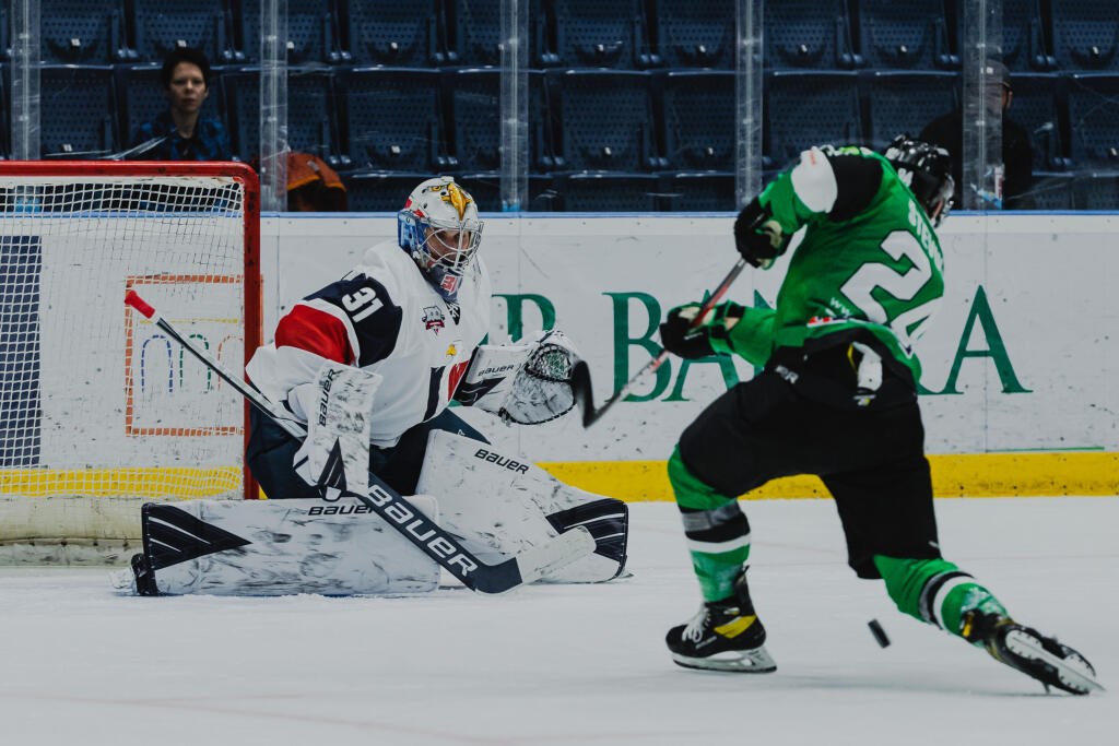 Na snímke Samuel Hlavaj (Slovan) a Patrik Števuliak (Nové Zámky) počas zápasu 11.kola základnej časti hokejovej Tipos Extraligy medzi HC Slovan Bratislava a HC Nové Zámky.