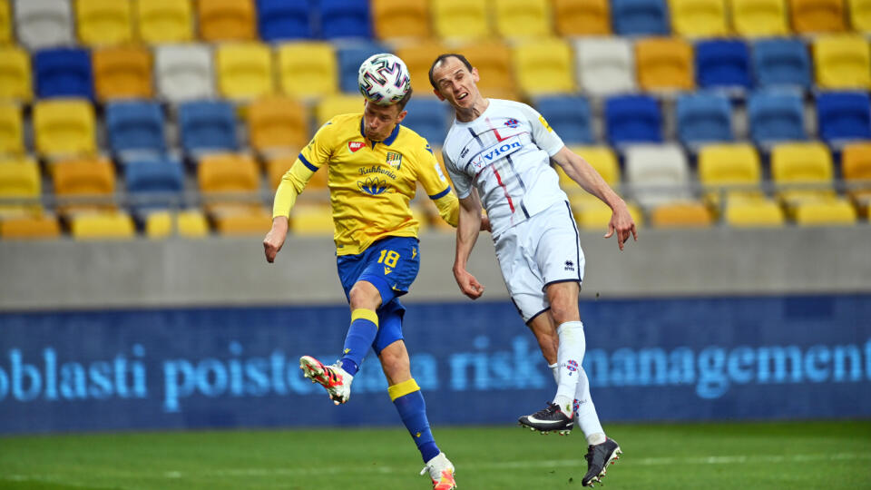 Na snímke zľava Jannik Müller (DAC) a Martin Tóth  (ViOn) bojujú o loptu v zápase 1. kola nadstavbovej časti futbalovej Fortuna ligy v skupine o titul FC DAC 1904 Dunajská Streda - FC ViOn Zlaté Moravce-Vráble v Dunajskej Strede v sobotu 13. marca 2021. FOTO TASR - Edmund  Örzsik

