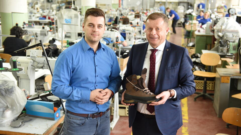 Firma Obuv-Špeciál sa v posledných rokoch rozhodla zmeniť portfólio zákazníkov a zamerala sa na priamy predaj. Predzásobila sa materiálom a investovala do skladov.