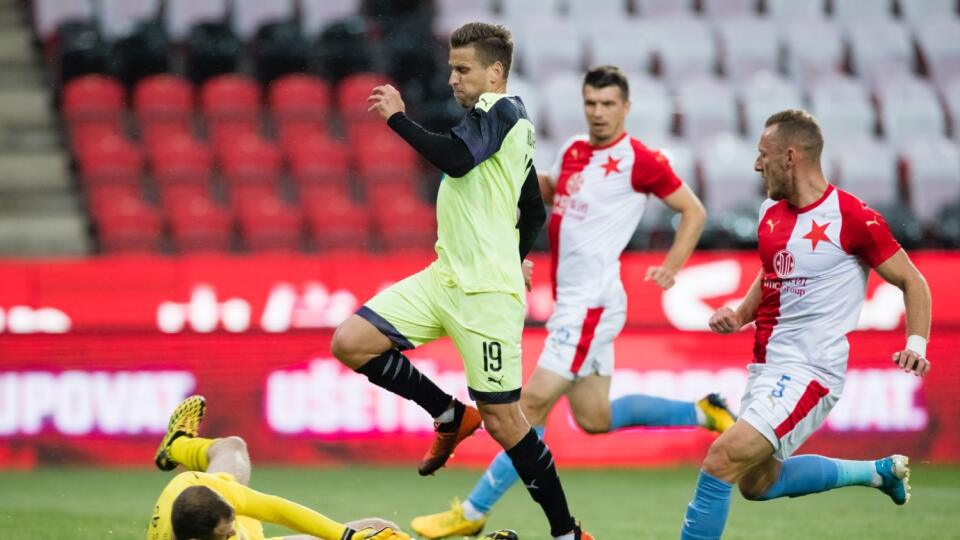 Duel dvoch najlepších tímov českej najvyššej futbalovej súťaže medzi Slaviou Praha a Viktoriou Plzeň sa skončil bezgólovou remízou. Plzeň prvýkrát pod vedením slovenského trénera Adriána Guľu nebodovala naplno a na vedúcich