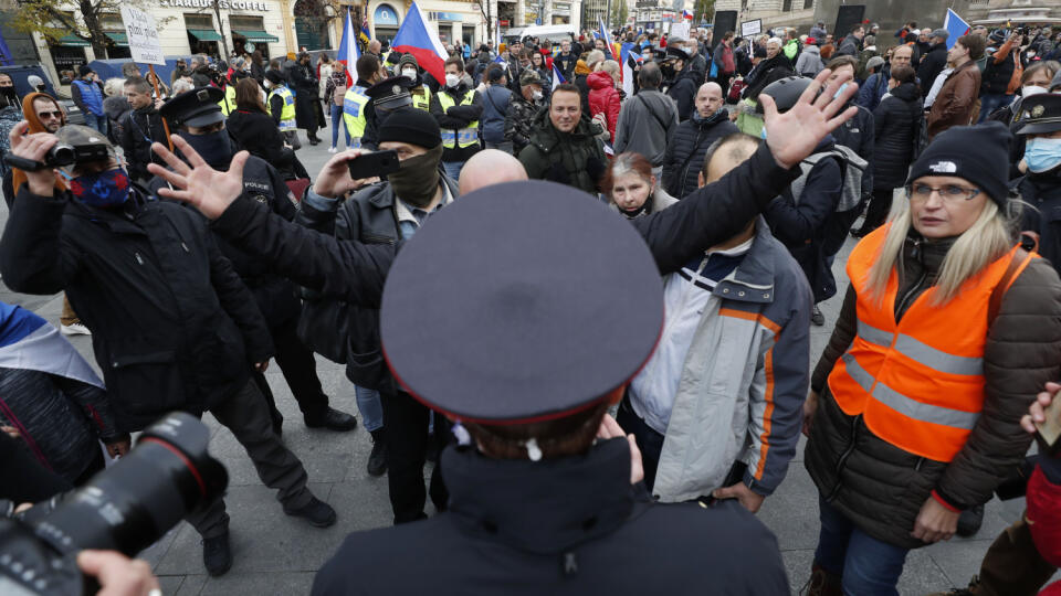 Protest proti pandemickým opatreniam vlády pri príležitosti 31. výročia Nežnej revolúcie v Prahe.