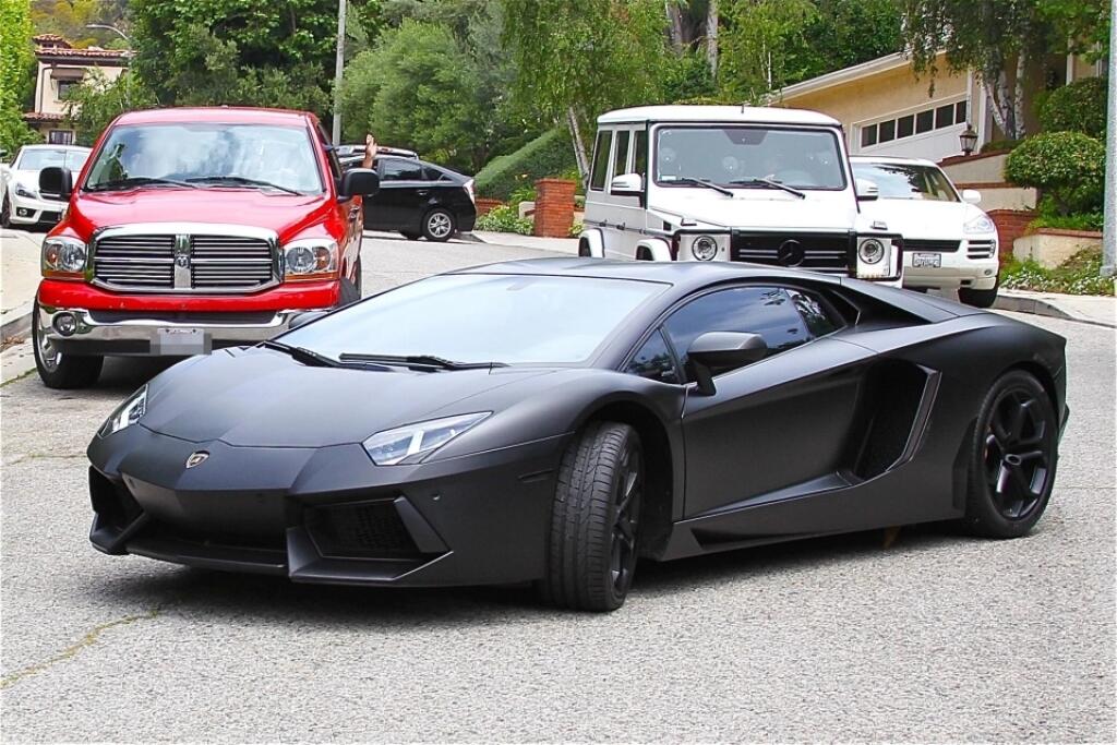 V garáži Kim a Kanyeho sa nachádzajú státisícové, výnimočné tátoše ako Lamborghini Gallardo, Aston Martin DBS, Mercedes SLR Stirling Moss, Mercedes SLR McLaren, Lamborghini Aventador, Bentley Continental GTC či Rolls-Royce Ghost.