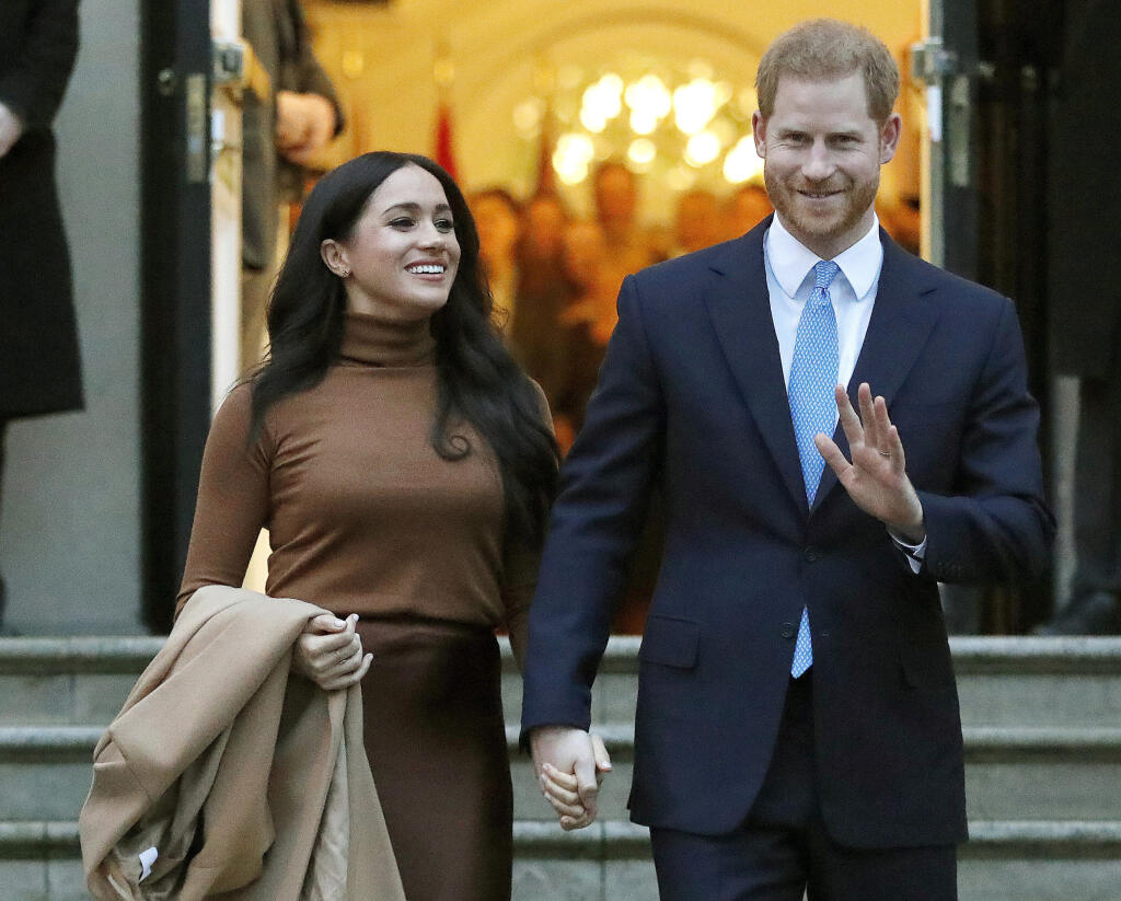 WA 68 archív Londýn - Na archívnej snímke zo 7. januára 2020 britský princ Harry a jeho americká manželka Meghan sa usmievajú počas odchodu z Kanadského domu v Londýne. Dvojica podpísala niekoľkoročnú zmluvu s americkou on-line streamovacou službou Netflix, pre ktorú budú vytvárať rôzné typy programov. Pár, ktorý sa spolu so synom pred pol rokom presťahoval do Kalifornie, bude tvoriť dokumentárne filmy a seriály, celovečerné filmy či programy pre deti. FOTO TASR/AP
FILE - In this Jan. 7, 2020