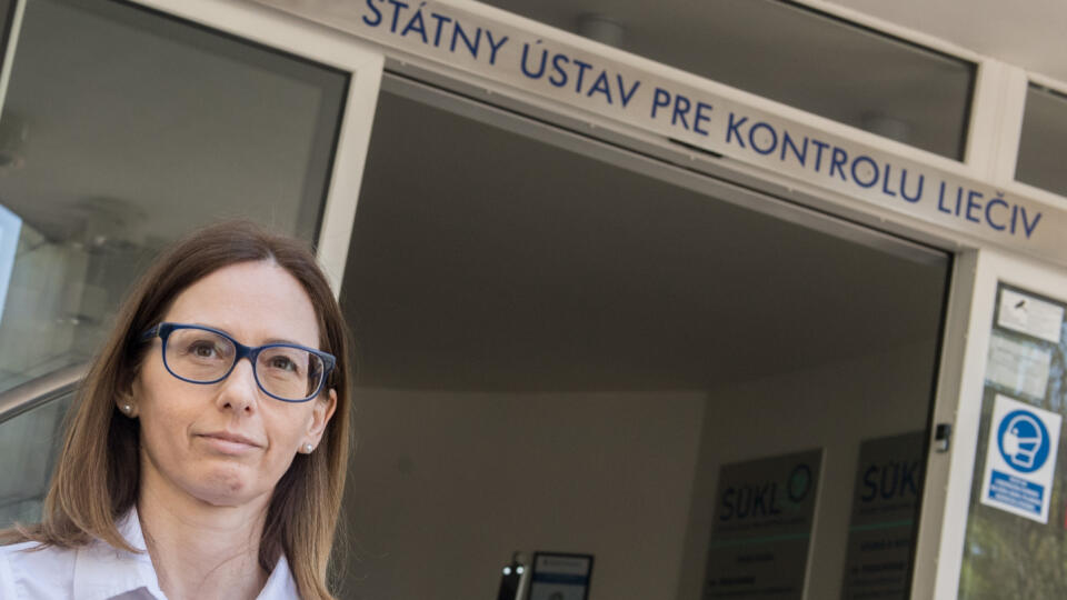Na snímke riaditeľka Štátneho ústavu pre kontrolu liečiv (ŠÚKL) Zuzana Baťová pózuje počas návštevy prezidentky SR Zuzany Čaputovej v ŠÚKL 12. apríla 2021 v Bratislave. FOTO TASR - Martin Baumann