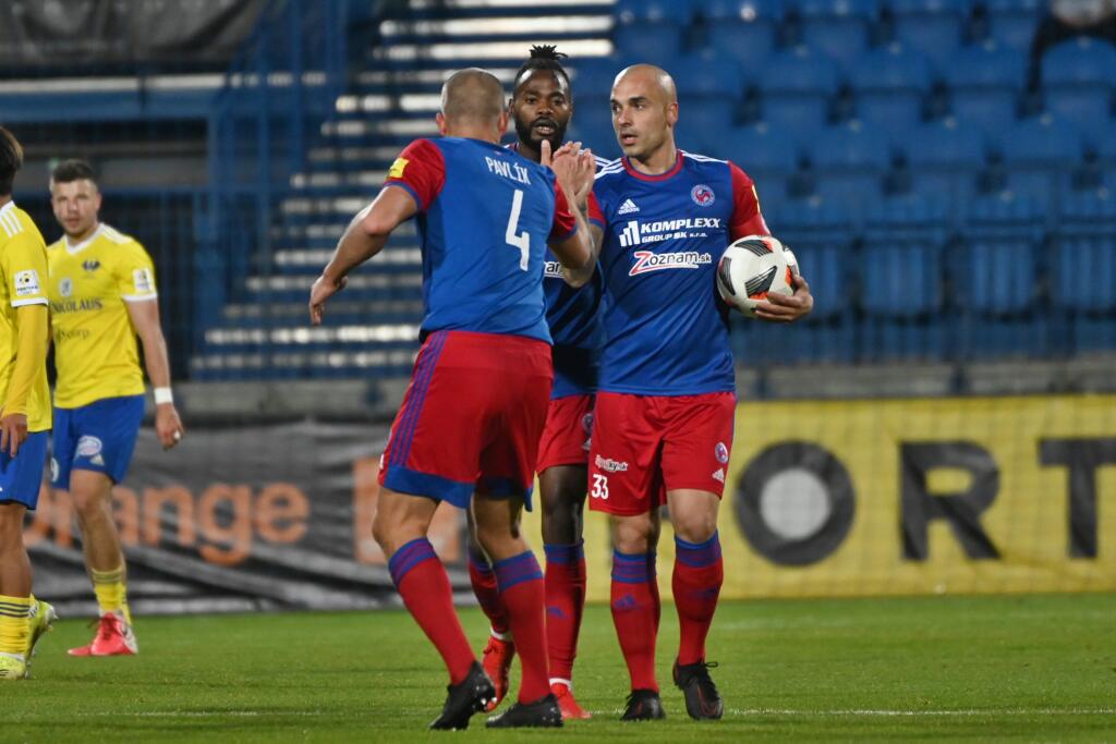 Na snímke radosť hráčov Senice po strelení gólu, zľava kapitán Petr Pavlík, strelec gólu Elvis Mashike a Juraj Piroška počas zápasu 11. kola Fortuna ligy vo futbale FK Senica - MFK Zemplín Michalovce v Senici v sobotu 16. októbra 2021. FOTO TASR - Lukáš Grinaj