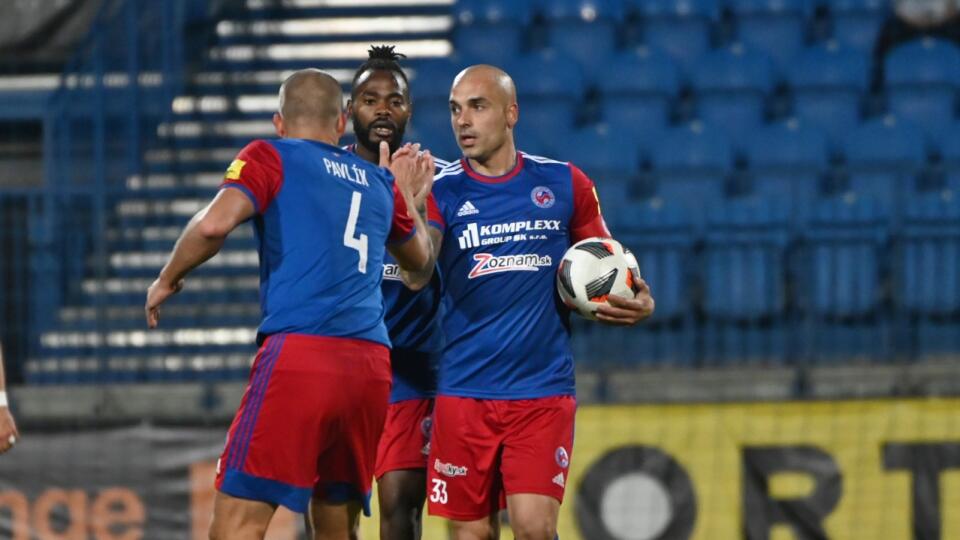 Na snímke radosť hráčov Senice po strelení gólu, zľava kapitán Petr Pavlík, strelec gólu Elvis Mashike a Juraj Piroška počas zápasu 11. kola Fortuna ligy vo futbale FK Senica - MFK Zemplín Michalovce v Senici v sobotu 16. októbra 2021. FOTO TASR - Lukáš Grinaj
