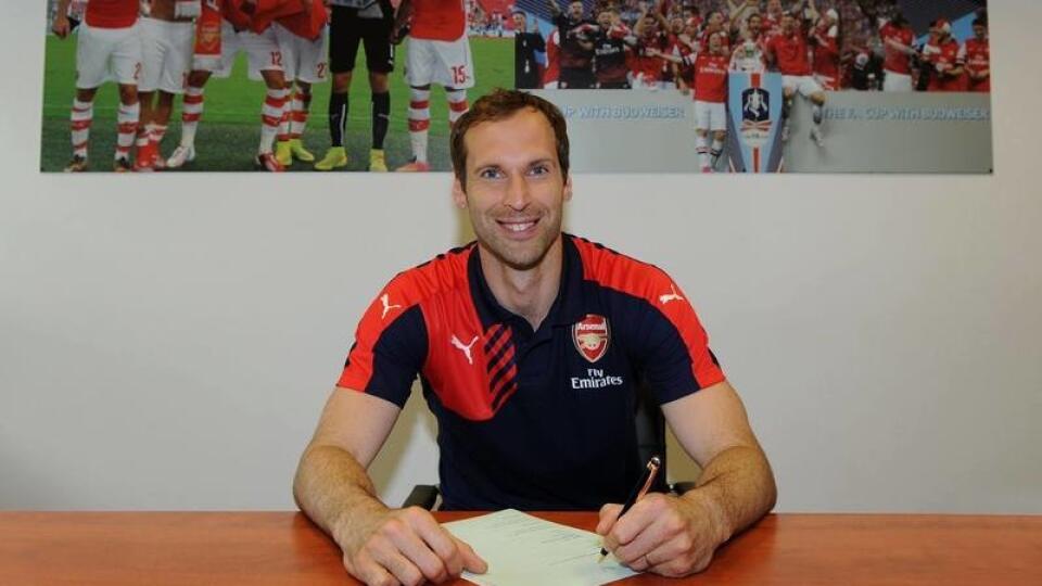 Petr Čech podpisoval novú zmluvu s Arsenalom bez helmy, ale s úsmevom na tvári.