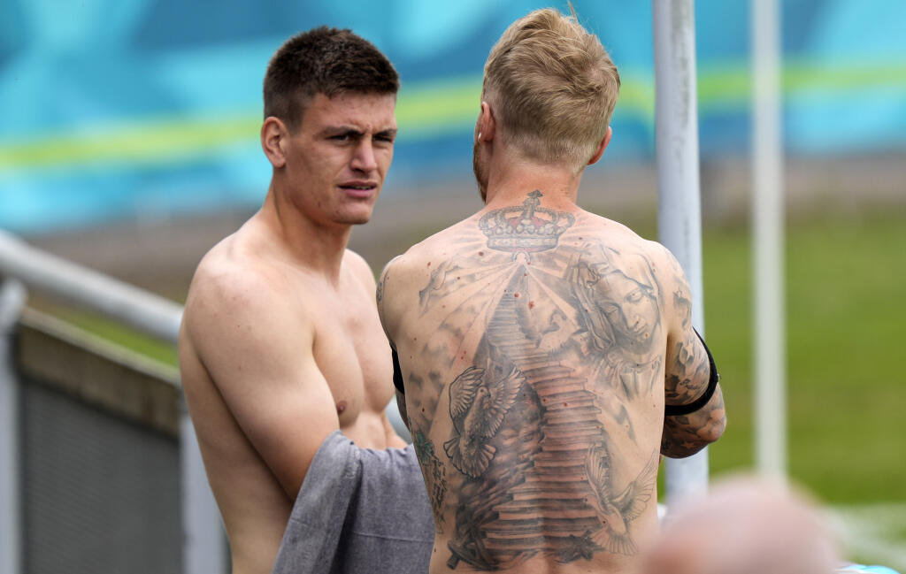 KK7 Helsingor - Kapitán dánskej futbalovej reprezentácie Simon Kjaer (vpravo) si vymieňa tričko, vľavo spoluhráč Joakim Maehle na tréningu 14. júna 2021 v dánskom Helsingore. Je to prvý tréning dánskej futbalovej reprezentácie od sobotného zápasu proti Fínsku na majstrovstvách Európy, počas ktorého skolaboval hráč Christian Eriksen. FOTO TASR/AP
Denmark's captain Simon Kjaer, right, talks to Denmark's Joakim Maehle, left, while he changes his shirt at the training ground during a training sessio