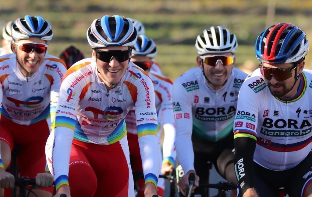 Peter Sagan (vpravo) už zarezáva s novým tímom, ale kvôli zmluve s Bora-Hansgrohe musí mať na sebe ešte do konca roka dres svojho starého zamestnávateľa.