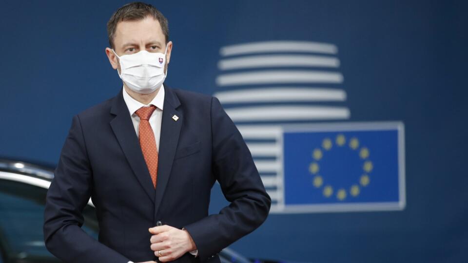 JB 35 Brusel - Premiér SR Eduard Heger prichádza na summit EÚ a krajín Východného partnerstva v Bruseli 15. decembra 2021. Stredobodom štvrtkového summitu Európskej únie v Bruseli bude COVID-19 a očkovanie, nárast cien energií, migrácia a bezpečnosť. Uviedol to predseda Európskej rady Charles Michel v utorňajšej pozvánke pre lídrov členských krajín Únie. FOTO TASR/AP
Slovakia's Prime Minister Eduard Heger arrives for an Eastern Partnership Summit in Brussels, Wednesday, Dec. 15, 2021. European